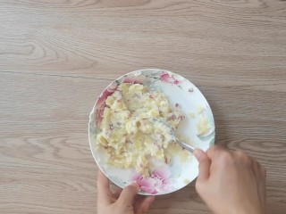 12、薯泥培根披萨,用勺子撵成土豆泥