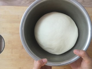 13、薯泥培根披萨,面团经过1小时左右，发到两倍大