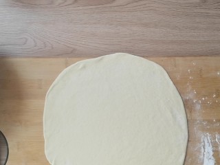 14、薯泥培根披萨,把面团擀成薄片，几乎就三四毫米