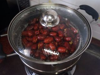 1、枣泥月饼,放入蒸锅中，水开后大火蒸15分钟。