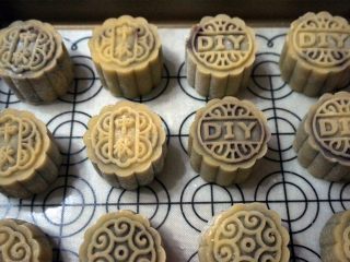 12、枣泥月饼,印好的月饼胚放入烤盘。烤箱上下火210度预热。