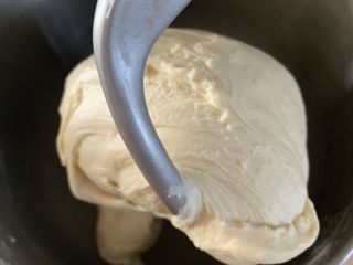 1、猪五花肉#花边披萨#,和面