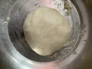 2、猪五花肉#花边披萨#,发酵2小时