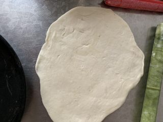 3、猪五花肉#花边披萨#,擀