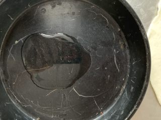 4、猪五花肉#花边披萨#,放油到模具里