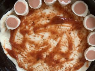 11、猪五花肉#花边披萨#,抹酱