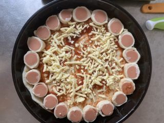 13、猪五花肉#花边披萨#,放芝士