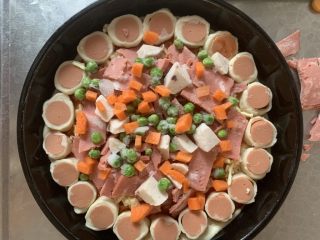 15、猪五花肉#花边披萨#,放入食材