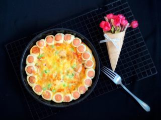 18、猪五花肉#花边披萨#,出炉