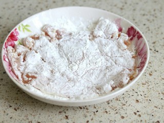 3、鸡排披萨,拍上一层玉米淀粉