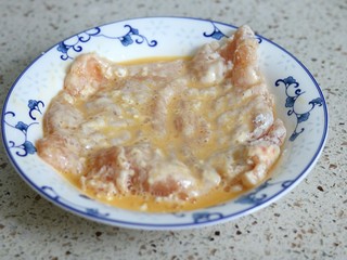 4、鸡排披萨,鸡蛋打散，蘸一层蛋液
