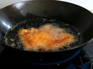 6、鸡排披萨,入油锅炸熟