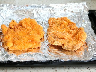 7、鸡排披萨,烤盘垫锡纸，铺上炸好的鸡排