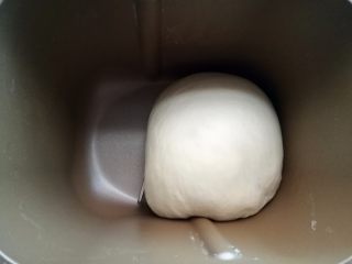 5、墨鱼热狗芝心披萨,面团发酵成两倍大。