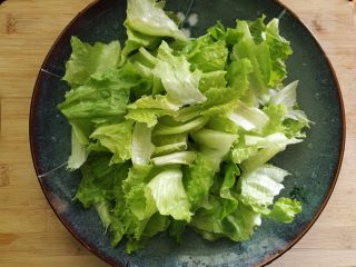 2、鲜虾胡柚沙拉,生菜洗净后撕成小片。