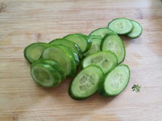 3、鲜虾胡柚沙拉,黄瓜洗净后切成圆片。