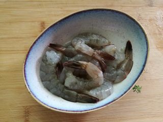 9、鲜虾胡柚沙拉,虾去头，壳，纱线。留着尾巴。