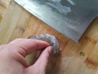 10、鲜虾胡柚沙拉,用刀给虾开背。