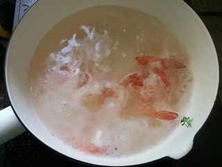 11、鲜虾胡柚沙拉,放入水中煮熟捞出备用，因海虾本身有咸甜味，也不腥，所以没有放生姜，盐。