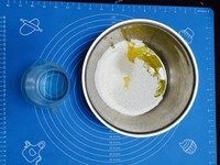 1、纯手工什锦披萨,将面粉，盐，糖，酵母粉放进盆里搅拌，再将油和水放一起搅拌。开始和面，揉至表面光滑，尽可能的多揉一会，十几二十分钟差不多。（水不一定要加完，不同牌子的面粉吸水情况不同）