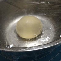 3、纯手工什锦披萨,然后将面团放到盆子里，表面粘点水，保鲜膜封住，放烤箱里发酵至大约2.5倍大，烤箱温度偏高的话，可以在放一盘凉水。