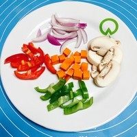 4、纯手工什锦披萨,切菜（我一般放  青红椒  口菇  洋葱  ）