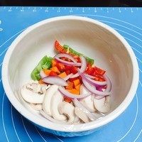 5、纯手工什锦披萨,放进碗里，保鲜膜插几个孔，然后放微波炉里打至脱水。