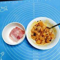 6、纯手工什锦披萨,切好肉，腌着。喜欢什么口味就调什么口味！实在不会调，买一包烤肉调料。腌半个小时左右，微波炉打熟，打一会拿出来搅一下，别把肉弄老了！然后将水倒掉，可以再调点调料。（因为料足，所以烤好的披萨，蔬菜和肉容易脱水，影响披萨口感，我今天做披萨，菜和肉脱了45克的水！）