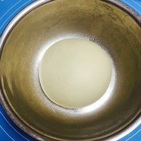 7、纯手工什锦披萨,菜和肉处理好后，面团差不多就发好了。拿出来再揉，排气。