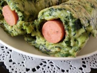 8、纯手工什锦披萨,然后擀成烤盘大小。烤盘刷油，将披萨底放进去，再给表面刷油，可以用手调整大小，外边一圈厚点。再放进烤箱，稍微再发会。（很多人反应面有点少，其实8寸真的够了！！！面团擀好大小是比8寸小，但是还要二发一会！！！出来大小刚好！不要再说面不够了！！！）