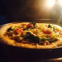 9、纯手工什锦披萨,感觉披萨底稍微变厚就好，先均匀涂抹披萨酱，披萨酱太稀的话就少抹点，再撒一层马苏里拉芝士，然后开始放肉，菜，还可以放点菠萝玉米粒披萨草辣椒面之类的，看个人喜好。然后再撒一层马苏里拉（表面铺满即可）。然后就可以烤了。烤箱中层，220度，15分钟至金黄色，基本上颜色好了就可以出了。