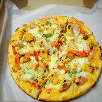 10、纯手工什锦披萨,烤好之后撒点卡夫芝士粉，有荷兰芹的话，可以把荷兰芹放到微波炉里打干，捏碎，稍微撒点装饰。芝士可以多放点，好吃！