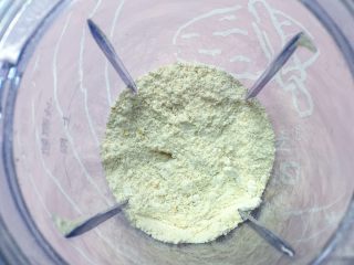 2、香酥炉果,先将即食燕麦片用料理机打成燕麦粉。