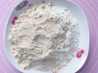 3、香酥炉果,将燕麦粉和低筋面粉混合拌匀。