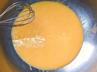 5、香酥炉果,用蛋抽搅拌均匀。