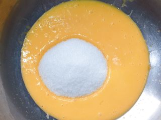 6、香酥炉果,加入绵白糖。