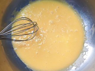 7、香酥炉果,搅拌均匀至白糖溶化。