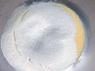 8、香酥炉果,筛入所有粉类。