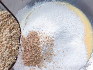 9、香酥炉果,加入熟白芝麻。