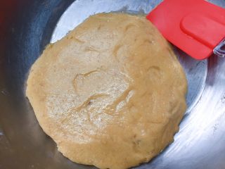 10、香酥炉果,用硅胶铲翻拌至无干粉,然后和成团。