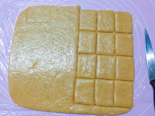 12、香酥炉果,掀开保鲜膜,切成小块。