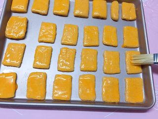 14、香酥炉果,表面刷上蛋液。