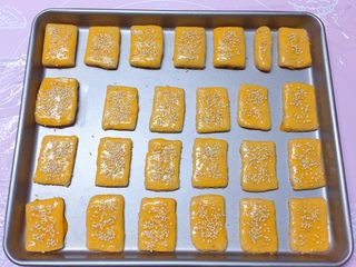 15、香酥炉果,撒上白芝麻,用手按压一下,这样烤熟后芝麻不易掉。