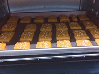 16、香酥炉果,将烤盘放入预热好的烤箱中层,上下火170度,烤17分钟出炉晾凉即可。