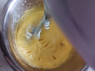 3、蛋黄甜甜圈饼干,电动打蛋器开高速打发6分钟