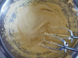 7、蛋黄甜甜圈饼干,低速提前打蛋头摔掉面糊