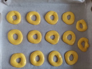 9、蛋黄甜甜圈饼干,挤入烤盘