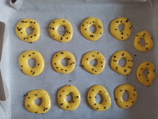 10、蛋黄甜甜圈饼干,撒上黑芝麻