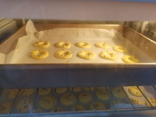 11、蛋黄甜甜圈饼干,送入预热好的烤箱，上下火150度烤15分钟，注意观察饼干上色情况