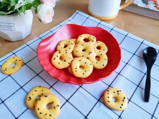 16、蛋黄甜甜圈饼干,成品图！